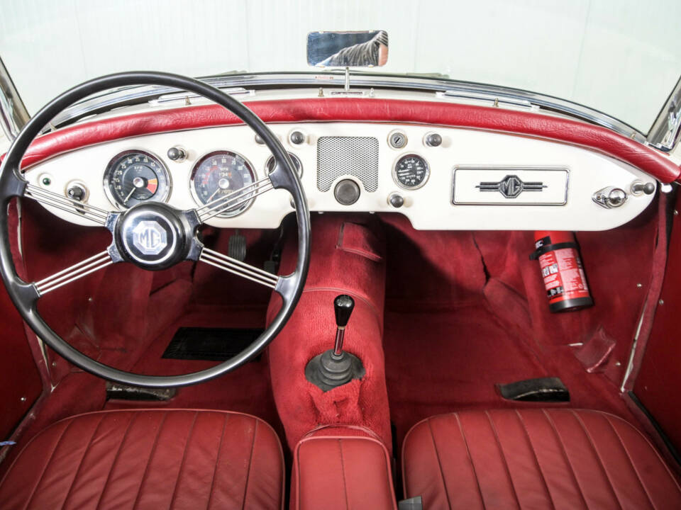 Image 7/50 of MG MGA 1500 (1957)