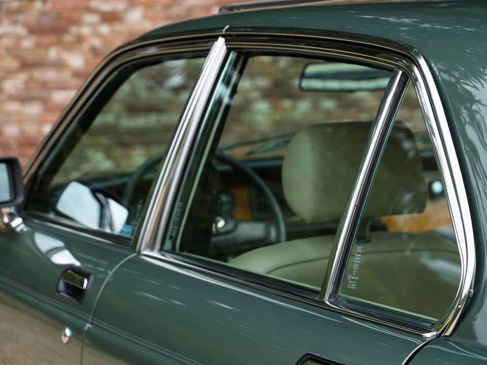 Image 42/50 of Jaguar XJ 6 4.2 (1985)