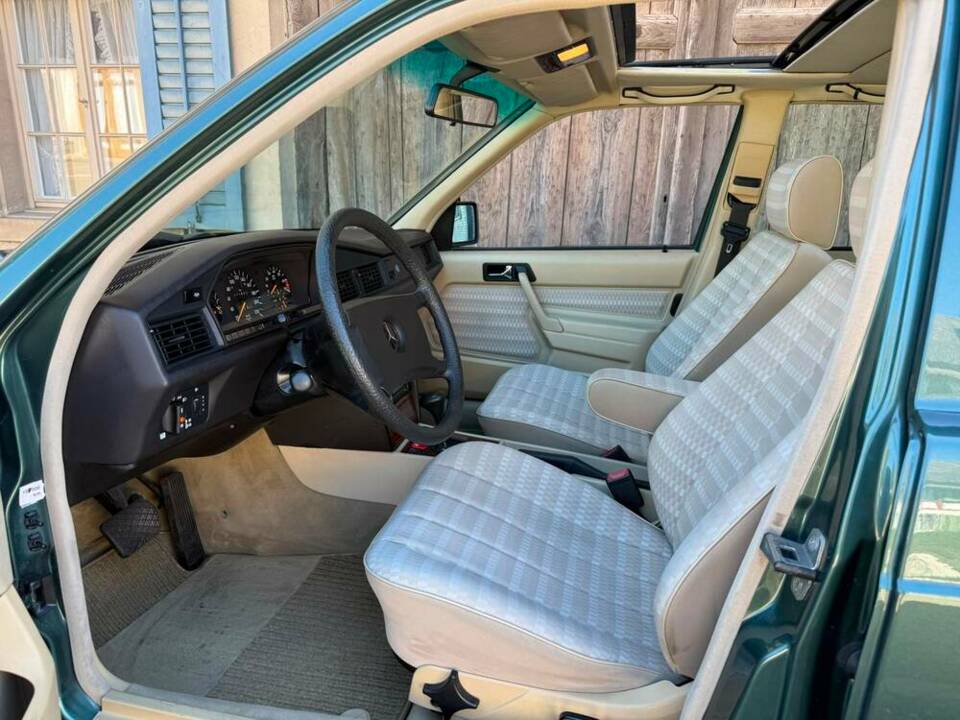 Bild 4/21 von Mercedes-Benz 190 E 2.3 (1991)