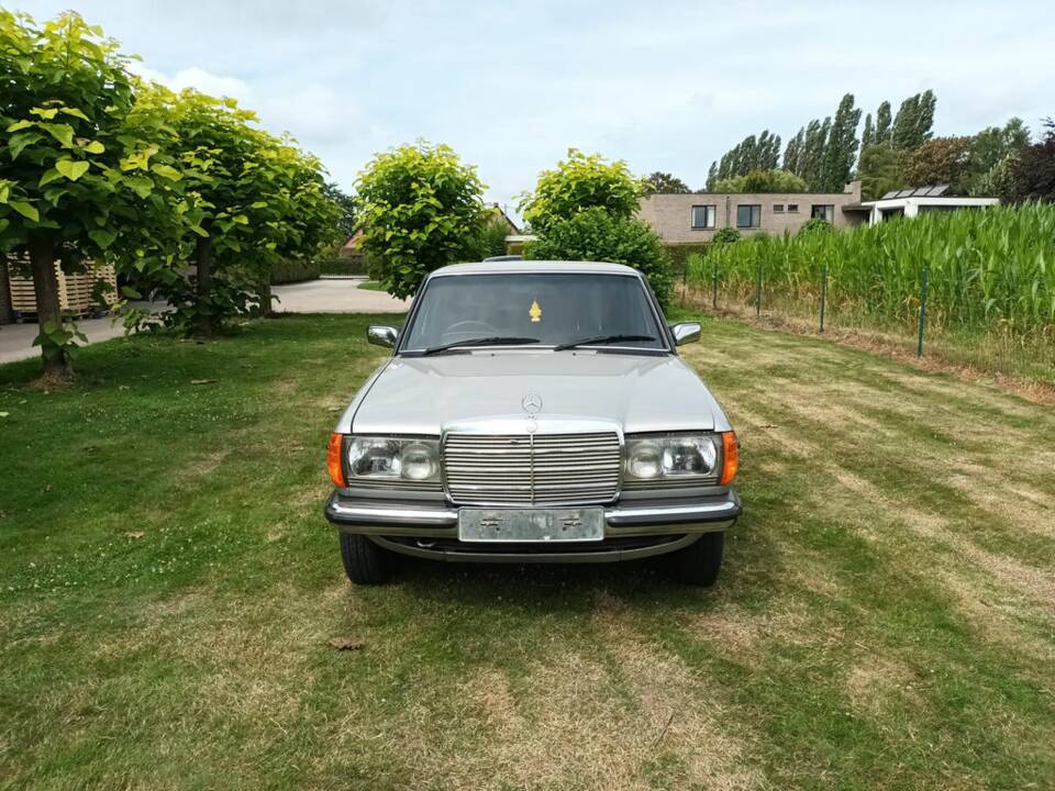 Image 3/8 of Mercedes-Benz 300 D lang (1985)