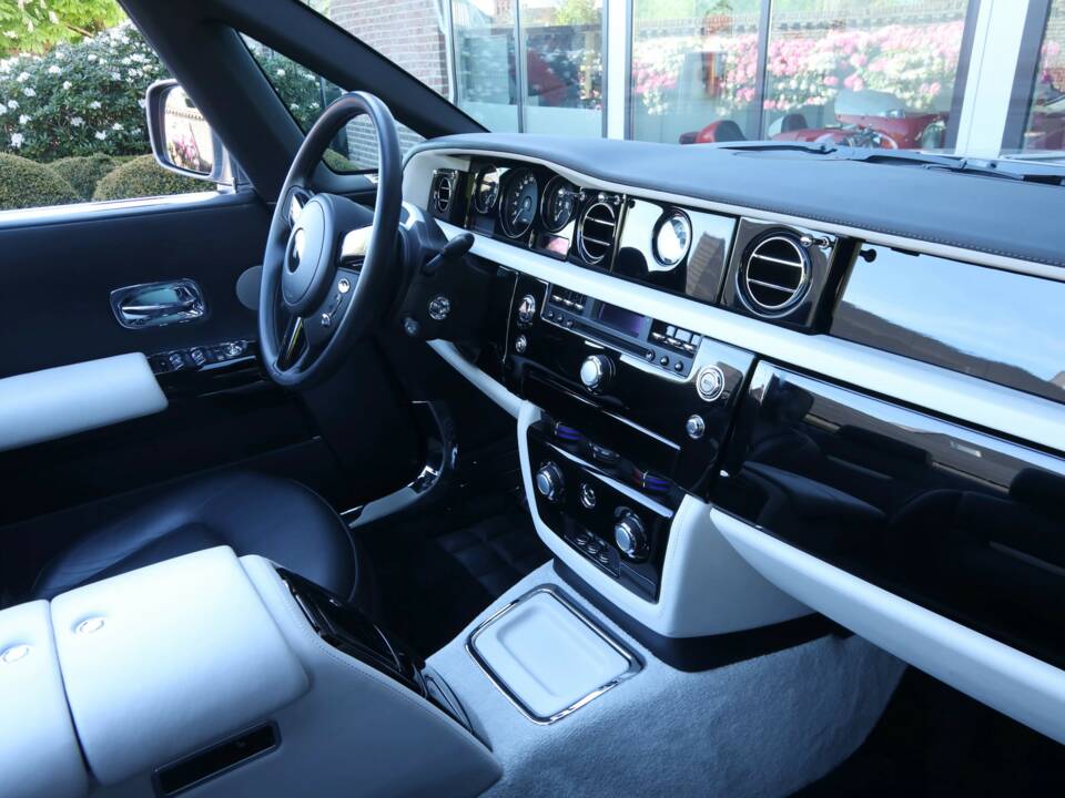 Image 26/50 of Rolls-Royce Phantom DHC (2009)