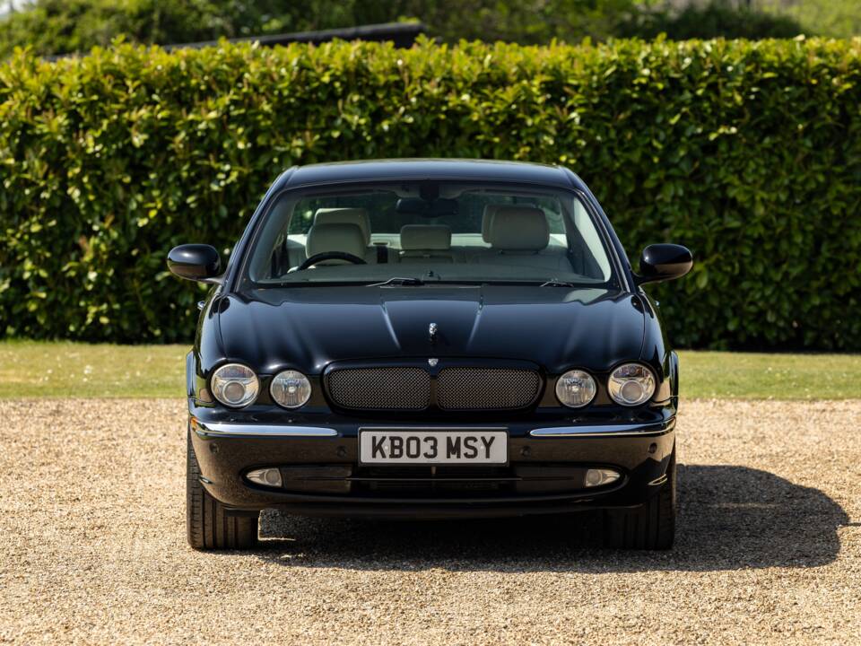 Image 41/43 of Jaguar XJR (2003)