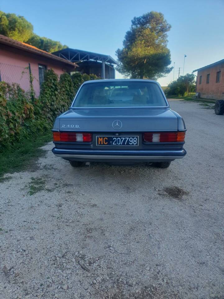 Bild 3/44 von Mercedes-Benz 240 D (1981)