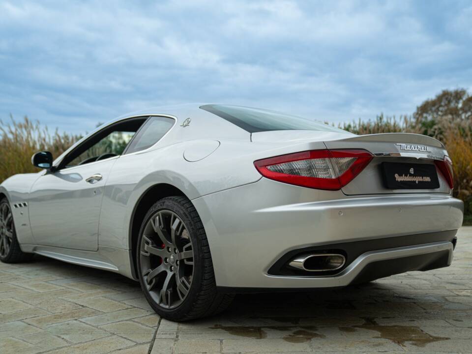 Image 13/50 of Maserati GranTurismo S (2009)