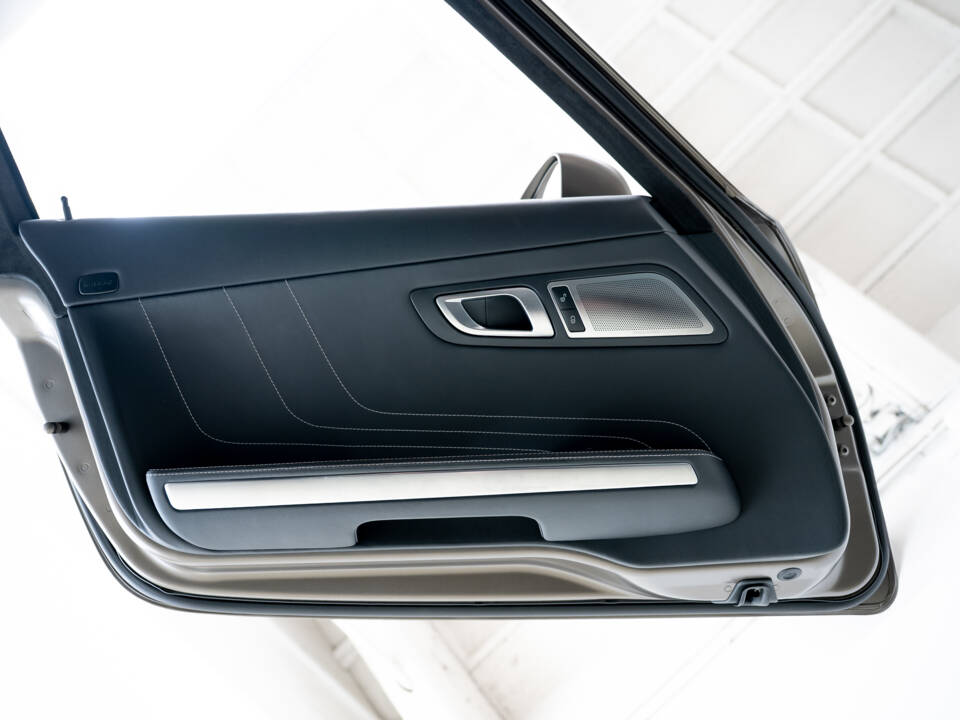 Image 9/33 of Mercedes-Benz SLS AMG (2010)