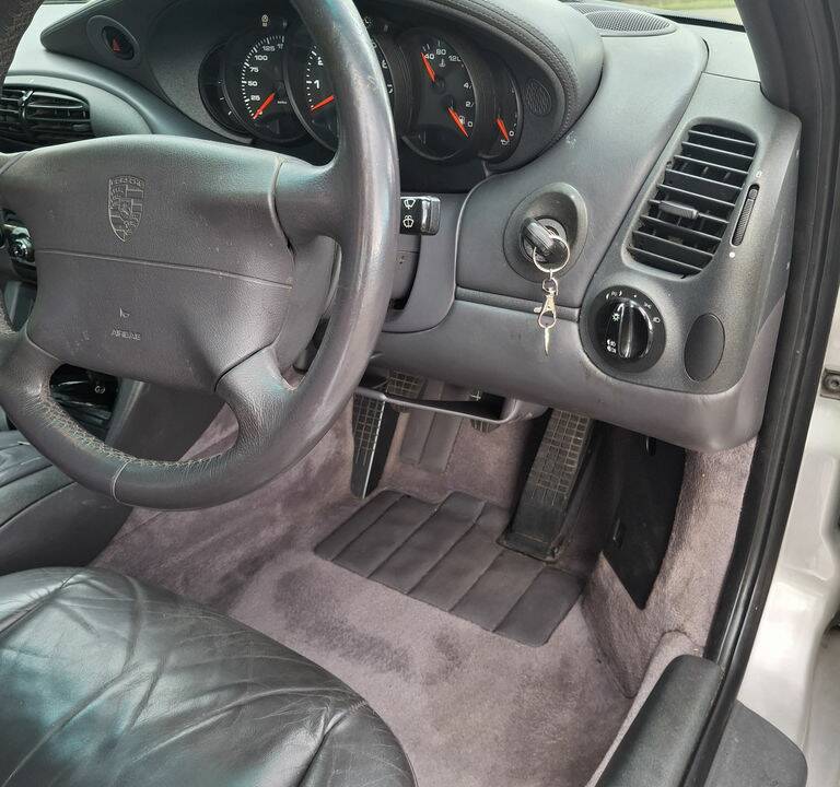 Bild 2/8 von Porsche 911 Carrera (1998)