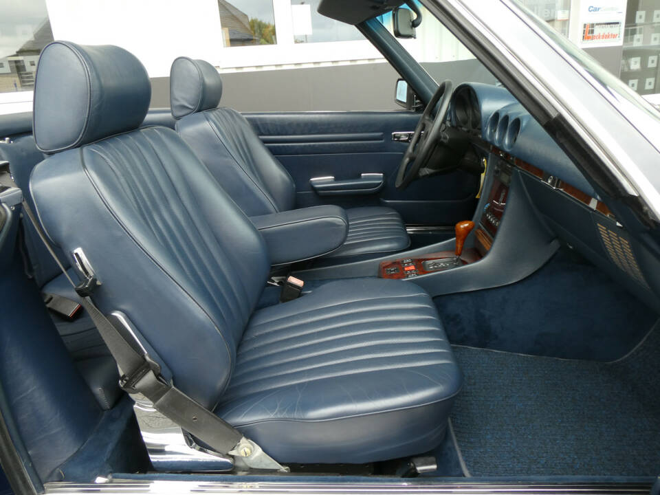 Image 13/26 of Mercedes-Benz 500 SL (1988)