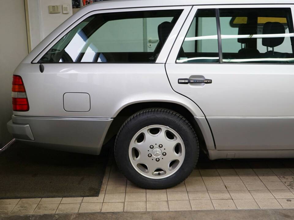 Image 34/36 de Mercedes-Benz E 220 T (1993)
