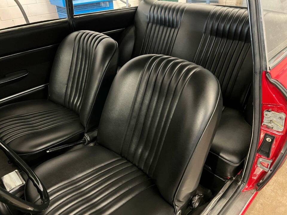 Image 7/20 of Alfa Romeo Giulia GT 1300 Junior (1971)
