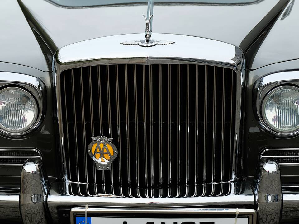 Image 14/48 of Bentley T 1 (1967)