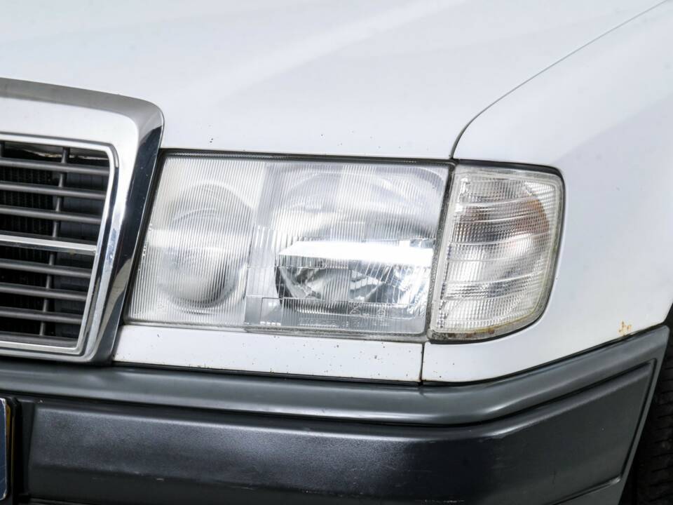 Image 24/50 of Mercedes-Benz 200 (1986)