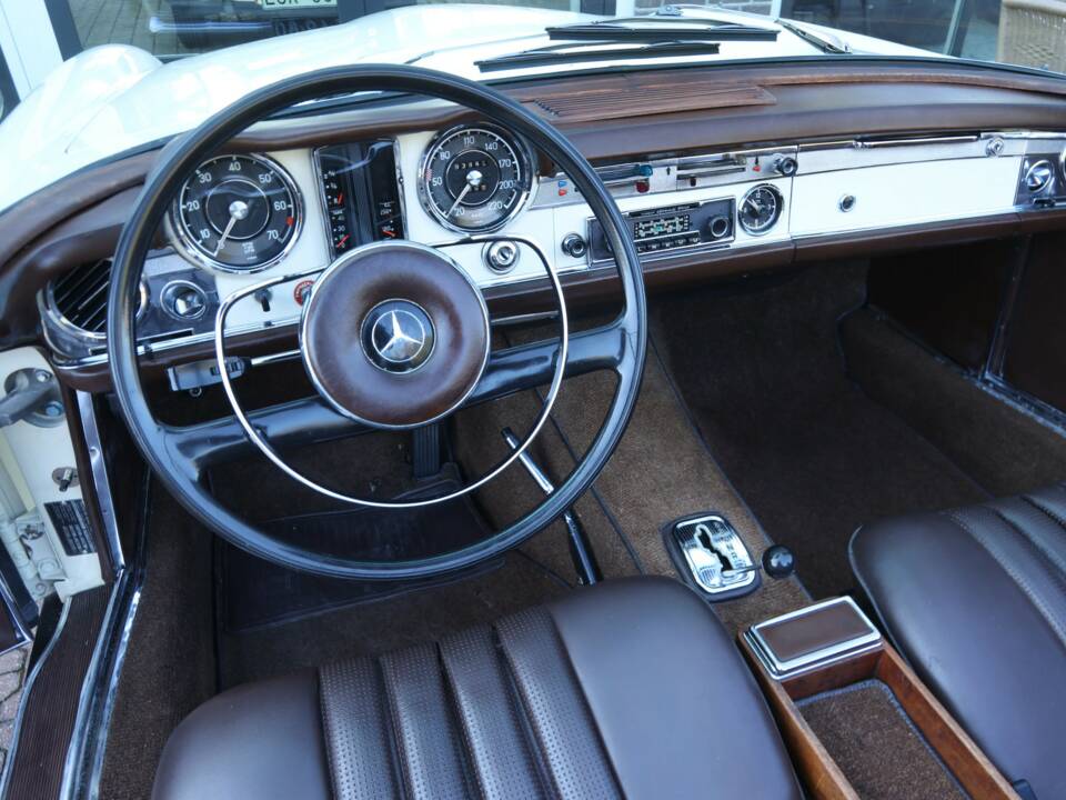 Image 14/50 of Mercedes-Benz 250 SL (1967)