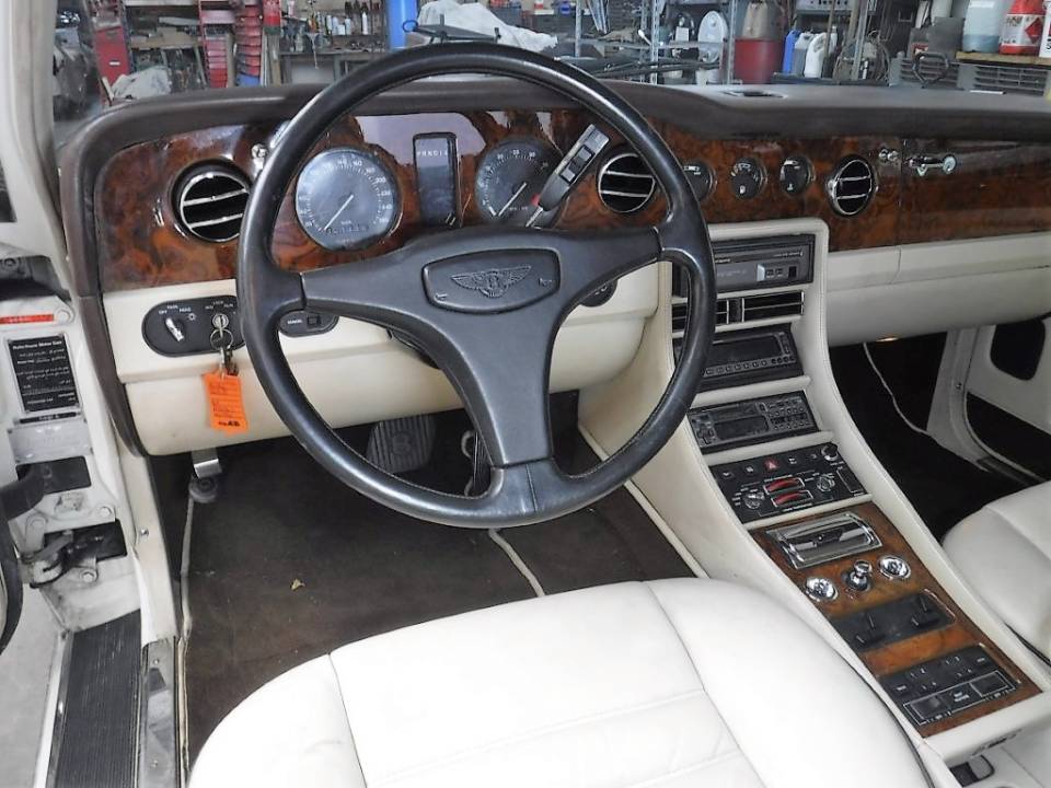 Image 26/50 of Bentley Turbo R (1990)