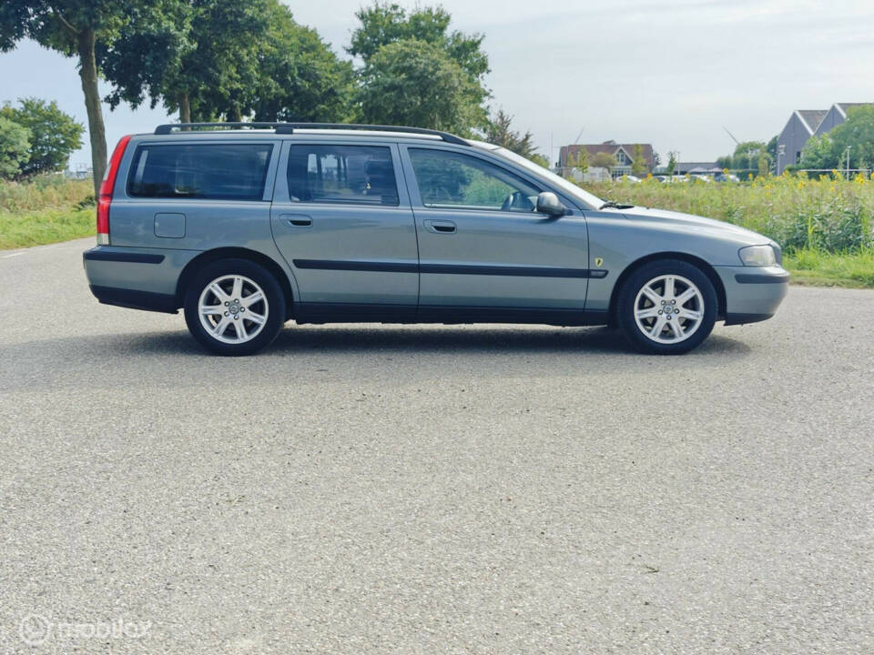 Imagen 10/39 de Volvo V 70 2.4 (2000)