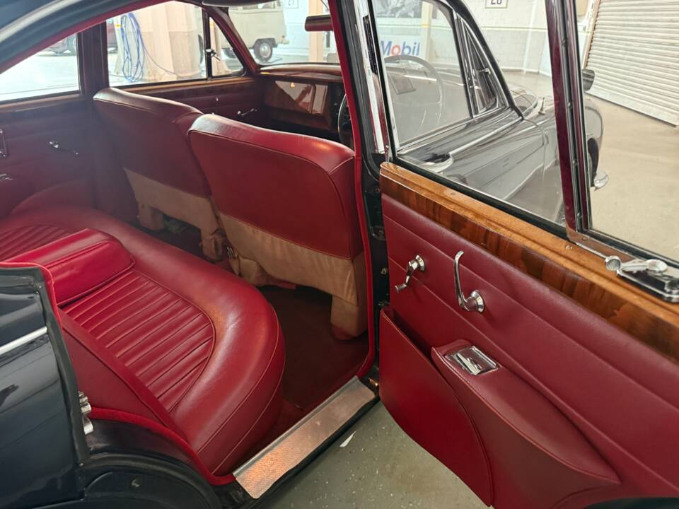 Image 13/22 of Jaguar 240 (1968)