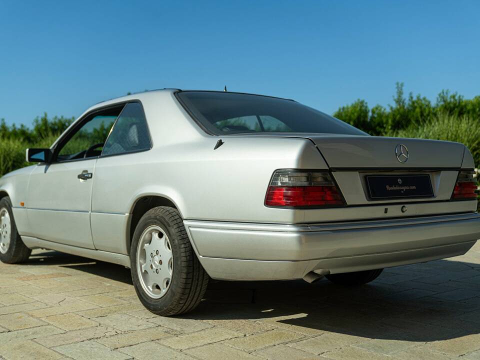 Image 14/50 of Mercedes-Benz E 200 (1995)