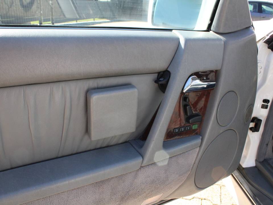 Imagen 6/22 de Mercedes-Benz 500 SL (1993)