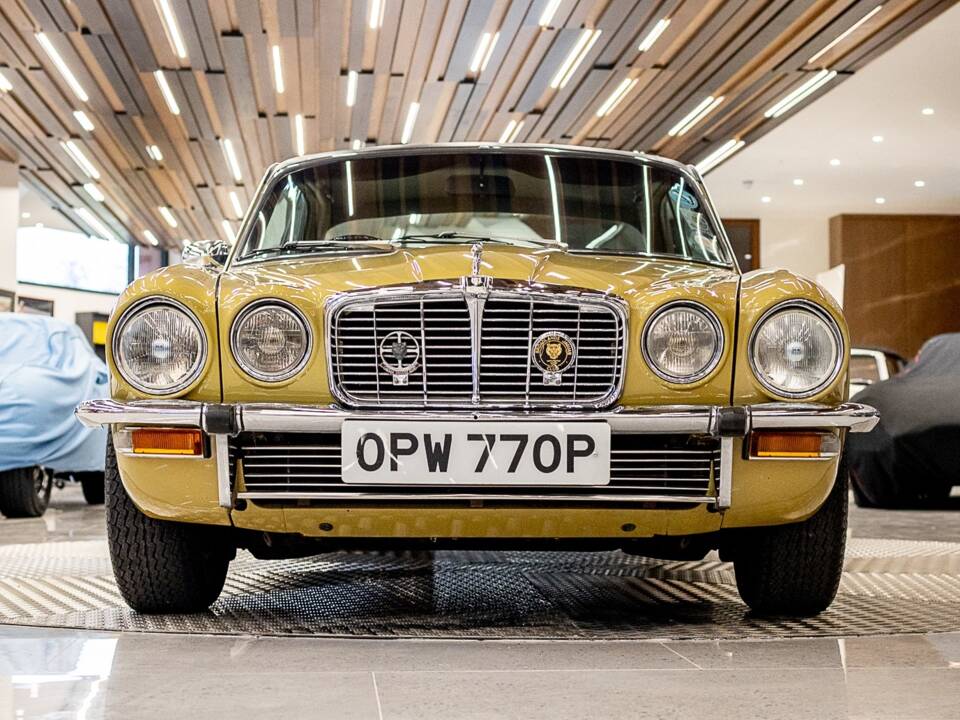 Image 6/50 de Jaguar XJ 6 C 4.2 (1975)