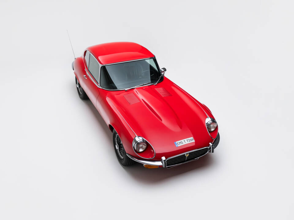 Image 2/5 of Jaguar E-Type V12 (2+2) (1973)
