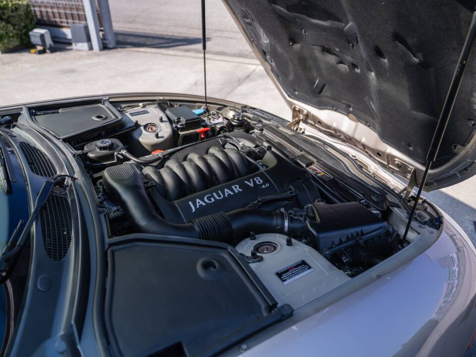 Image 70/91 de Jaguar XK8 4.0 (2000)