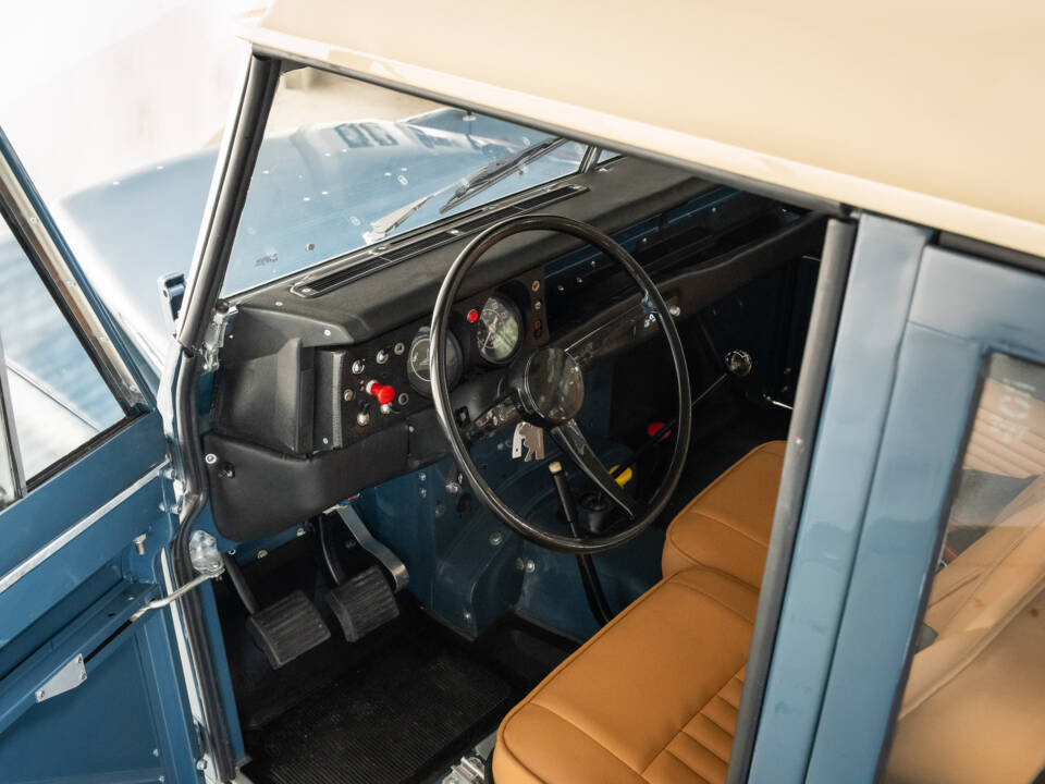 Image 8/31 of Land Rover 109 (1980)