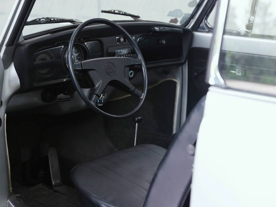 Image 17/37 of Volkswagen Beetle 1302 (1971)