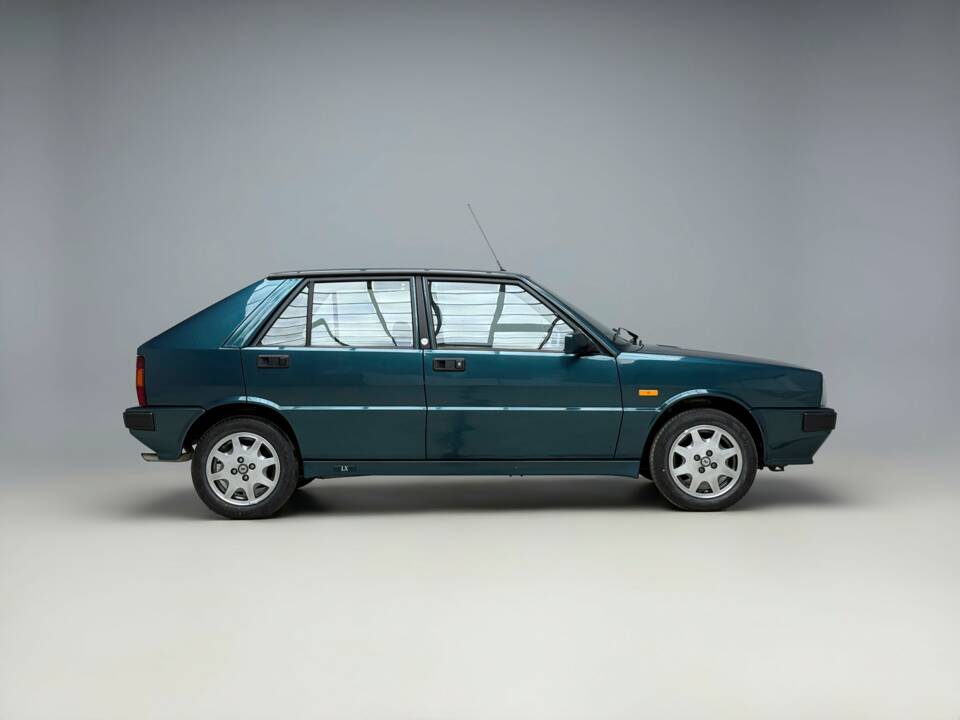 Image 1/30 of Lancia Delta 1.5 LX (1991)