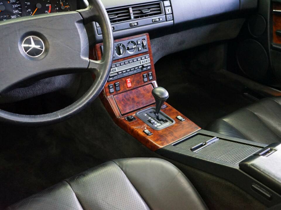 Image 25/38 of Mercedes-Benz 500 SL (1991)