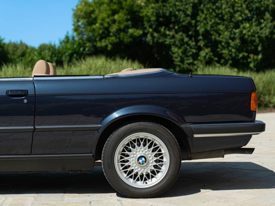 Image 18/50 of BMW 320i (1989)