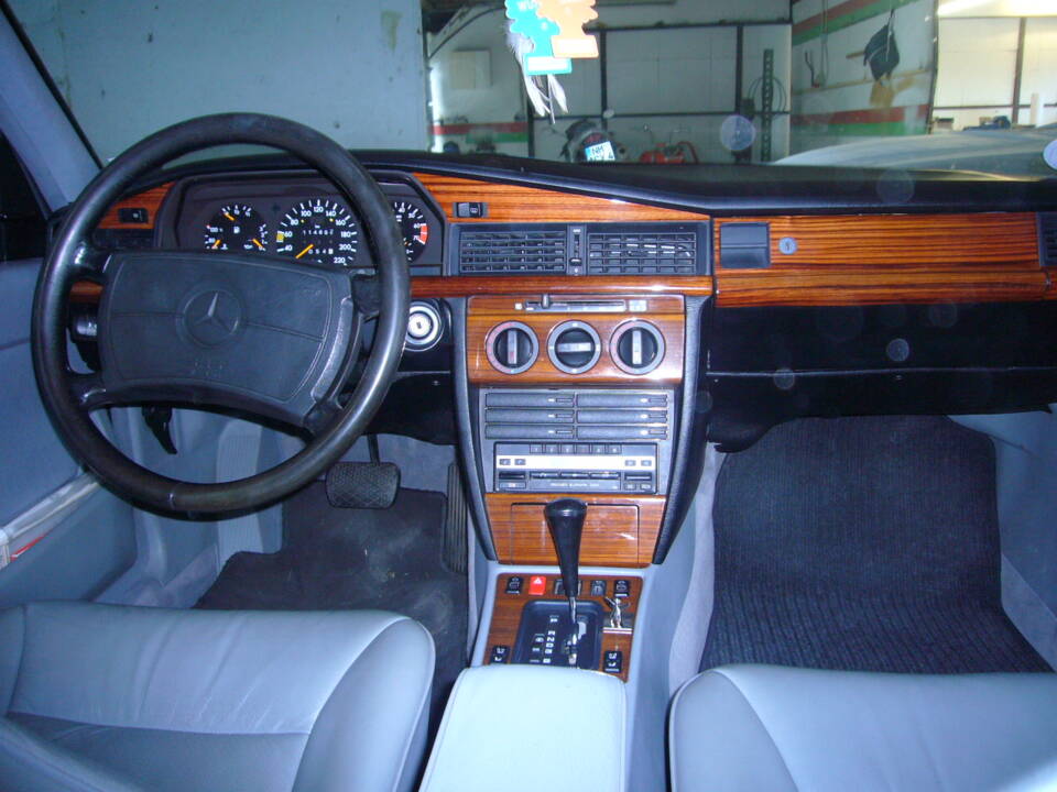 Bild 6/10 von Mercedes-Benz 190 E 2.3 (1991)