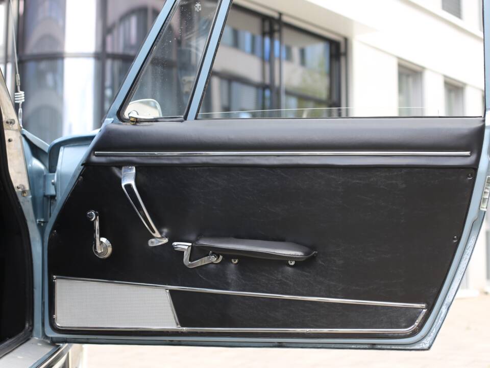 Image 25/56 of Peugeot 404 Coupé (1968)