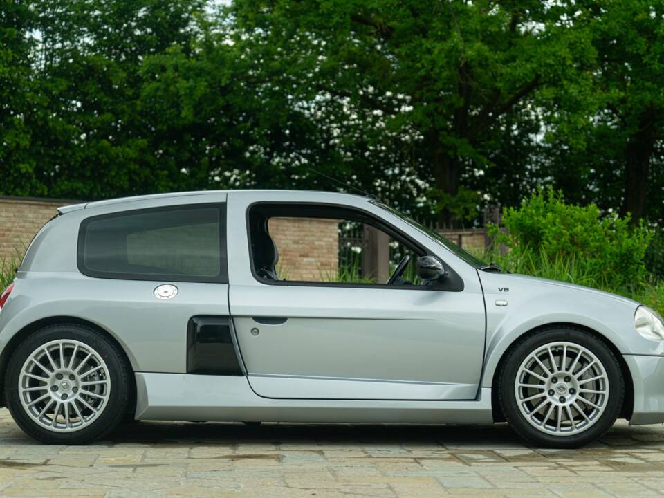 Image 12/50 of Renault Clio II V6 (2002)