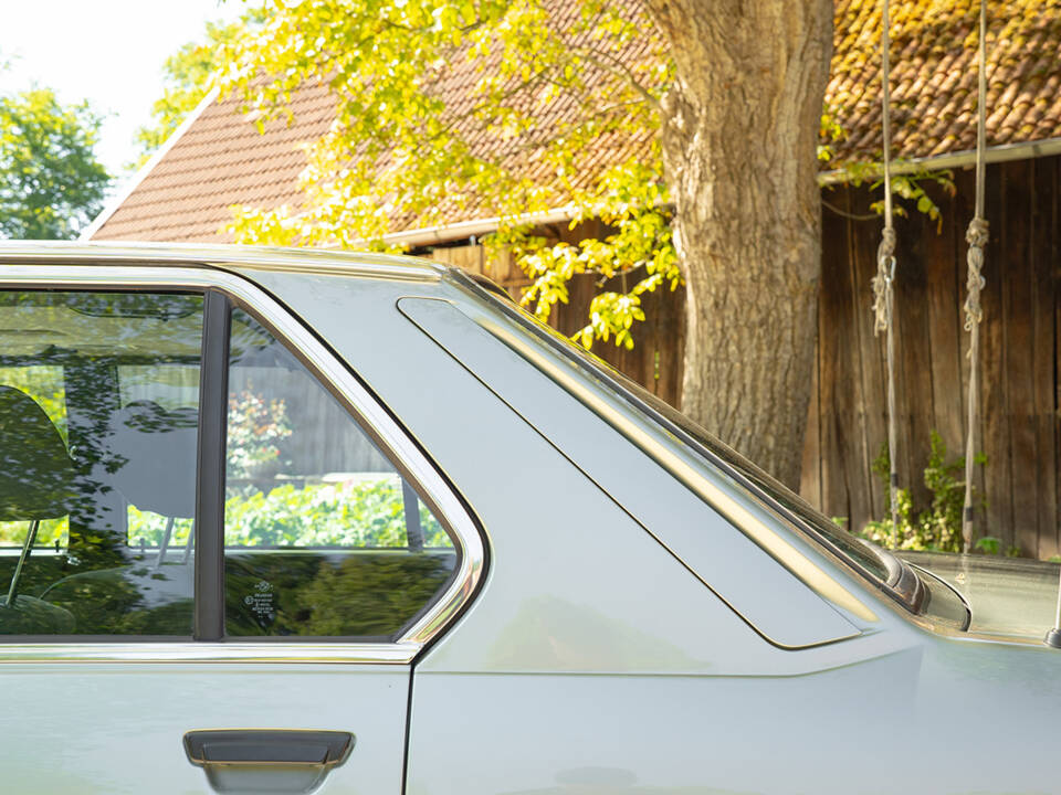Image 22/63 of BMW 528i (1984)
