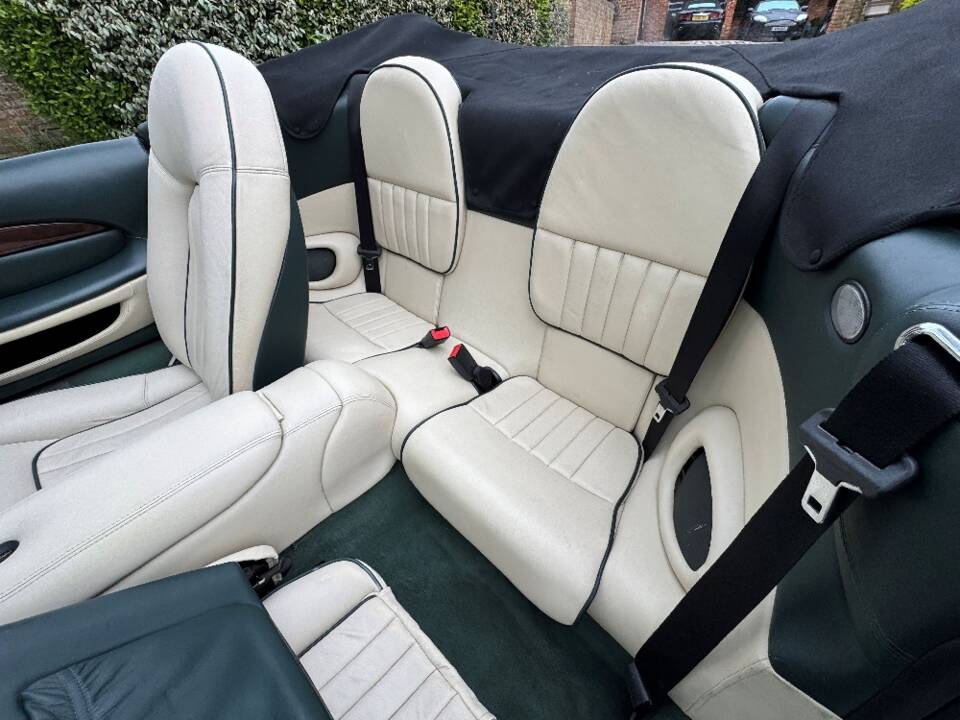 Image 43/44 of Aston Martin DB 7 Volante (1998)