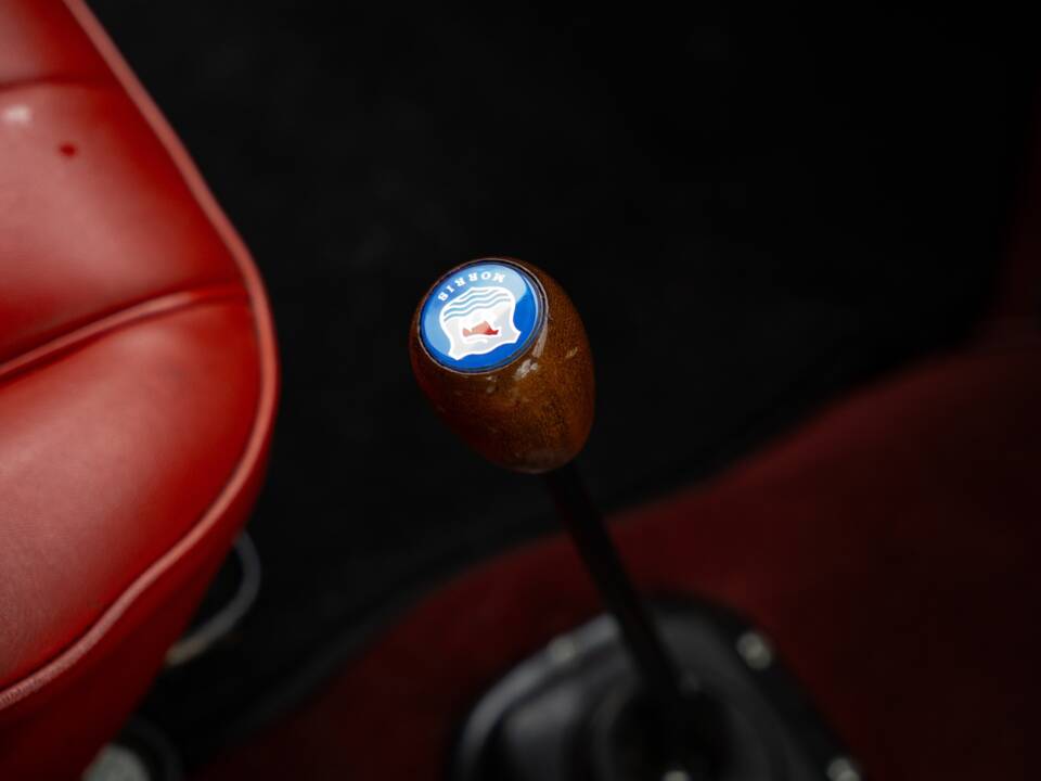 Image 31/43 of Morris Minor 1000 Traveller (1966)