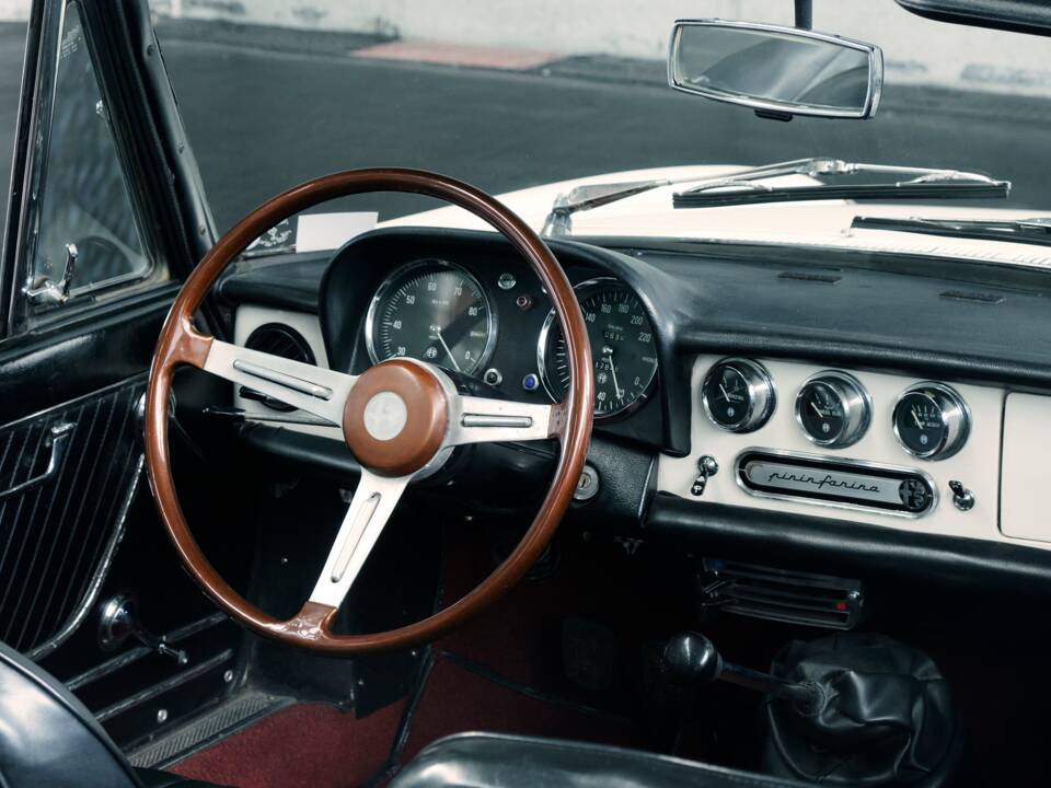 Image 46/50 of Alfa Romeo 1600 Spider Duetto (1966)