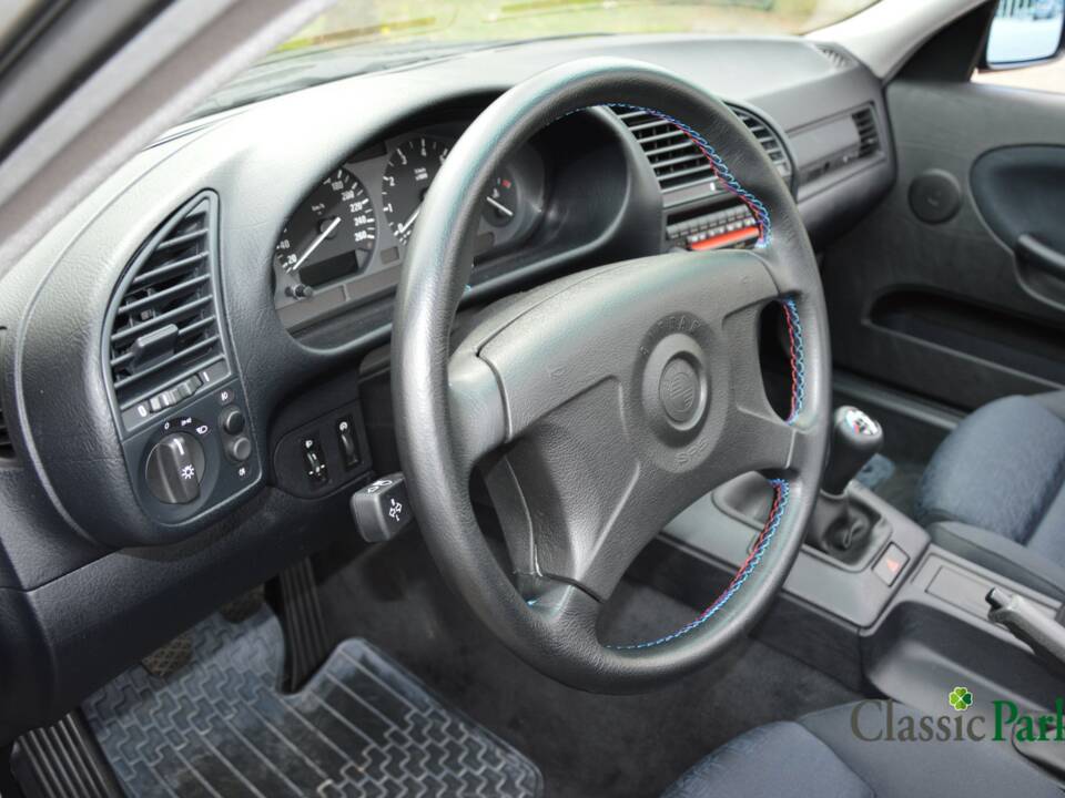 Bild 30/50 von BMW 320i (1994)