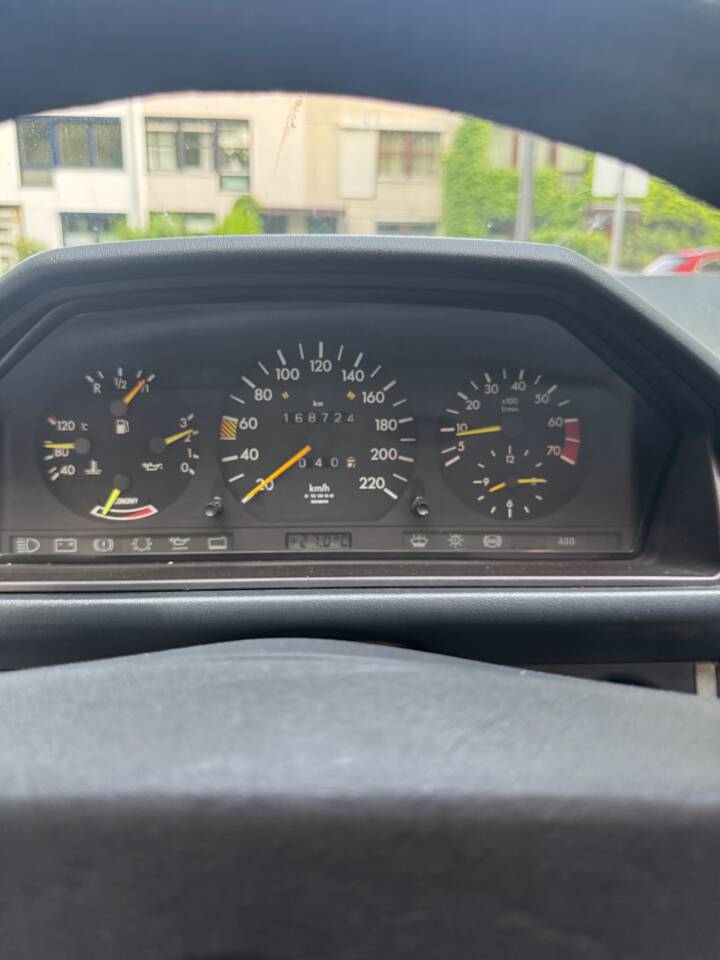 Image 12/32 of Mercedes-Benz 230 E (1987)