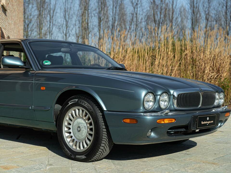 Bild 11/50 von Jaguar XJ 8 Executive (1997)