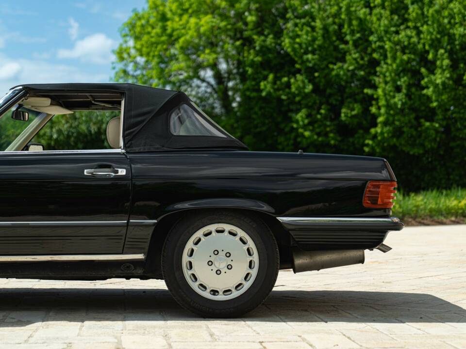Image 23/50 of Mercedes-Benz 300 SL (1986)