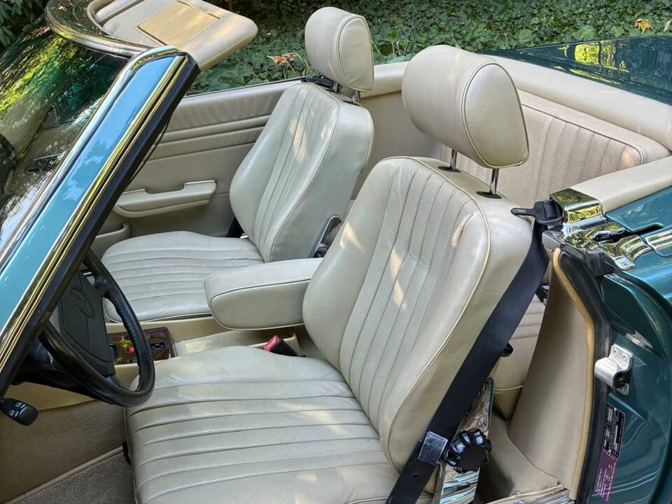Image 16/30 of Mercedes-Benz 560 SL (1988)