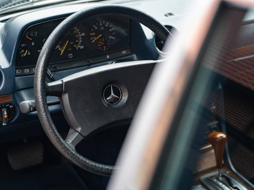 Bild 24/83 von Mercedes-Benz 300 D Turbodiesel (1983)
