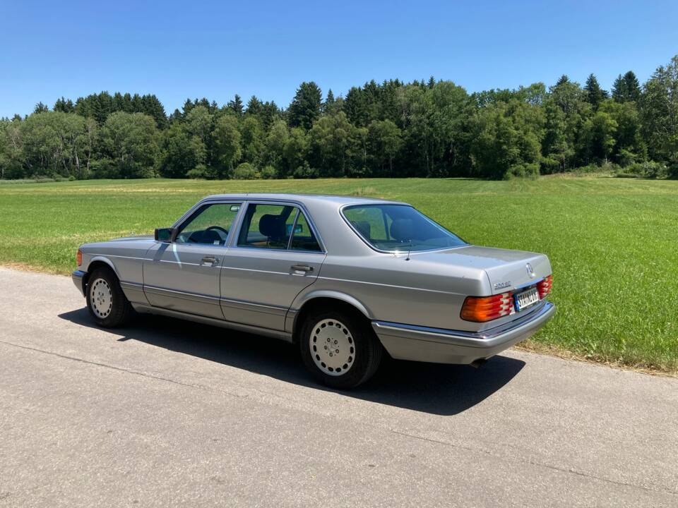 Immagine 3/29 di Mercedes-Benz 300 SE (1990)