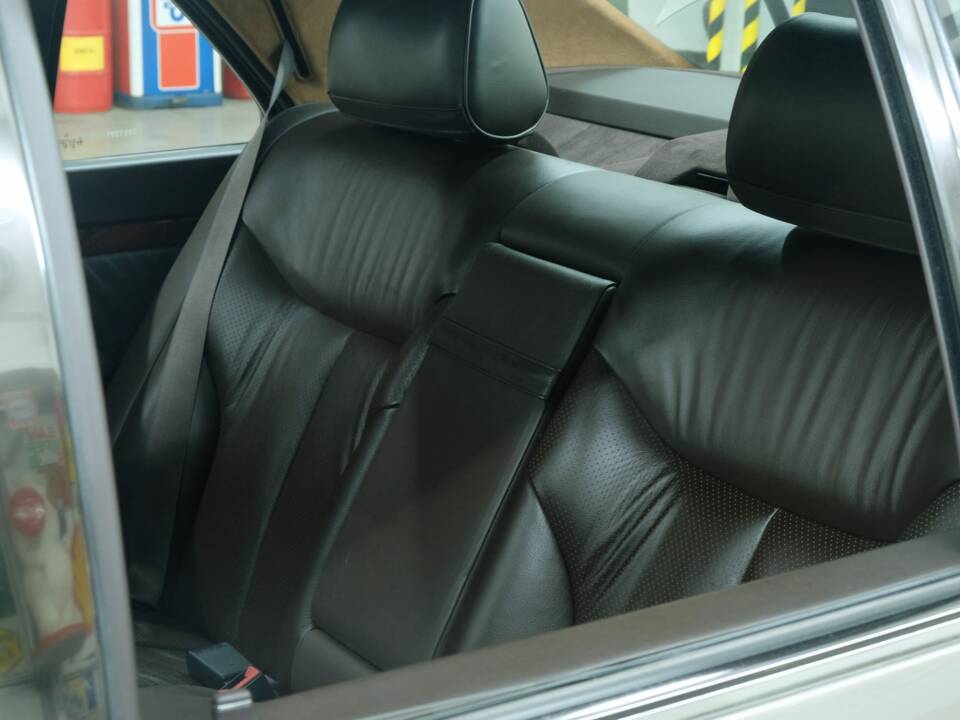 Bild 10/50 von Mercedes-Benz 300 SE (1992)
