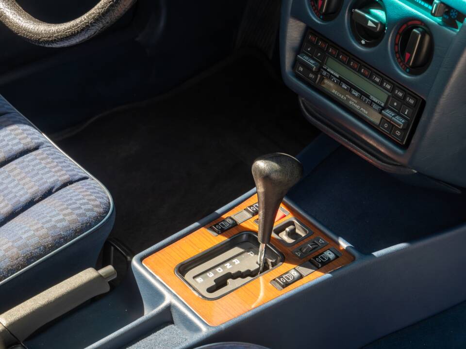 Imagen 67/69 de Mercedes-Benz 190 E (1988)