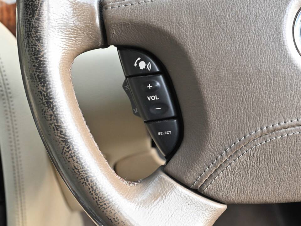 Image 32/50 of Jaguar XJ 8 4.2 (2006)