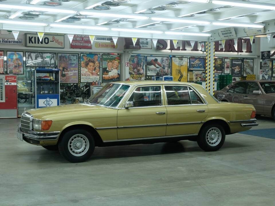 Image 3/50 de Mercedes-Benz 280 SE (1975)