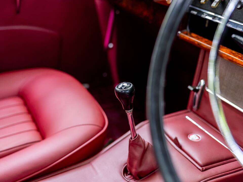 Image 44/50 de Jaguar Mk II 2.4 (1967)