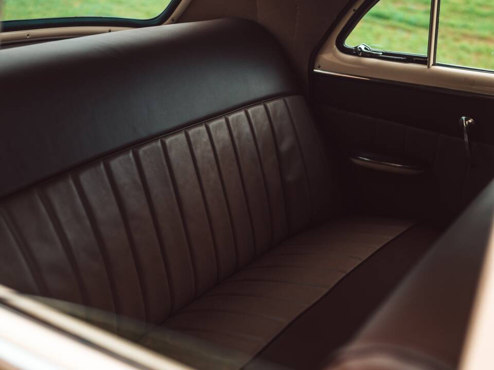 Image 21/28 of Chevrolet Deluxe Styleline (1952)