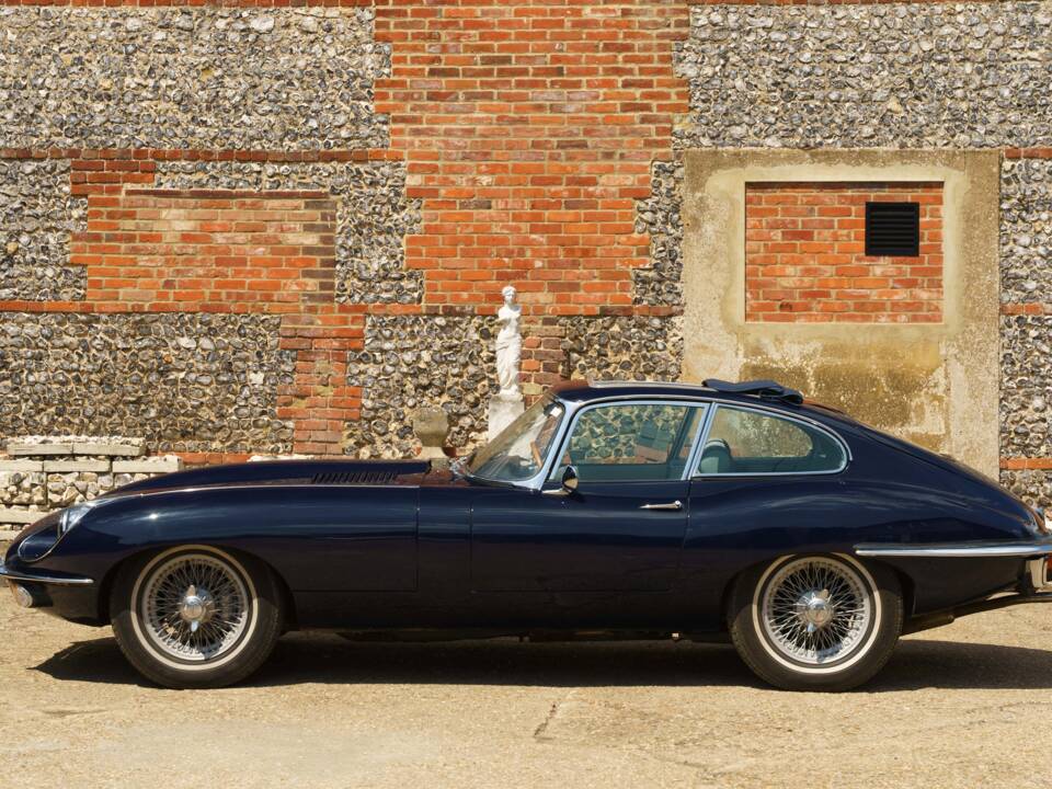 Image 2/35 de Jaguar E-Type (1968)